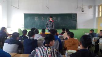 全校各班召开感恩班会