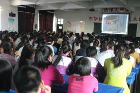 学校组织全体学生观看“地震科普知识”校园安全宣传片
