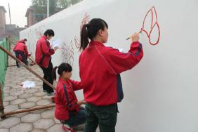 高二年级美术专业学生绘制施工文化墙
